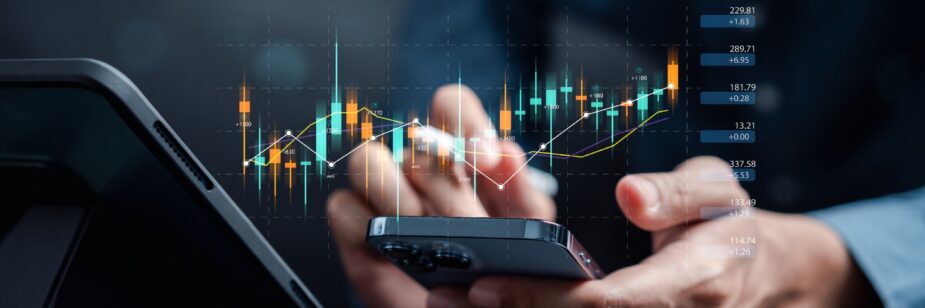 Manos masculinas utilizando un celular que muestra datos de crecimiento.