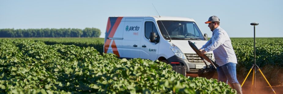 smart farming: un camión agrícola en medio de una plantación