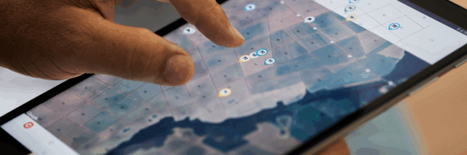 Hombre usando una tablet para rastrear vía satélite.