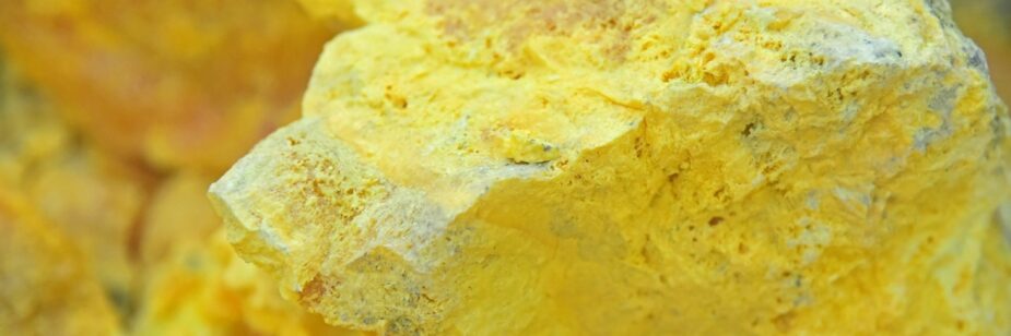 Azufre, elemento químico con apariencia rocosa y color amarillento.