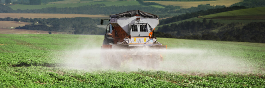 El aplicador de fertilizantes Tellus de Jacto aplica gránulos a una plantación de soja