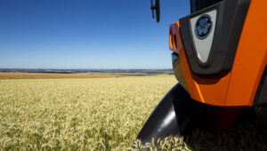 Máquina agrícola em cultivo de trigo durante a fase de desenvolvimento da lavoura na Argentina.