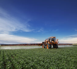 Pulverizador con asistencia de aire en pulverización agrícola durante aplicación en campo