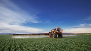 Pulverizador con asistencia de aire en pulverización agrícola durante aplicación en campo