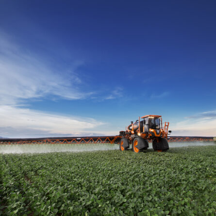Pulverizador con asistencia de aire en pulverización agrícola durante aplicación en campo