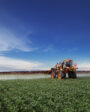 Pulverizador con asistencia de aire en pulverización agrícola durante aplicación en campo