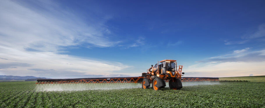 Pulverizador con asistencia de aire en pulverización agrícola durante aplicación en campo
