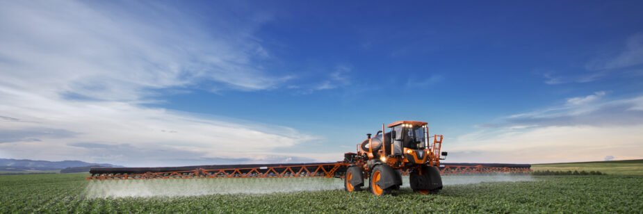 Pulverizador con asistencia de aire en pulverización agrícola durante aplicación en campo