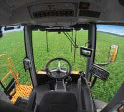 Cabina de pulverizadora con el monitor del piloto automático agrícola