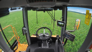 Cabina de pulverizadora con el monitor del piloto automático agrícola