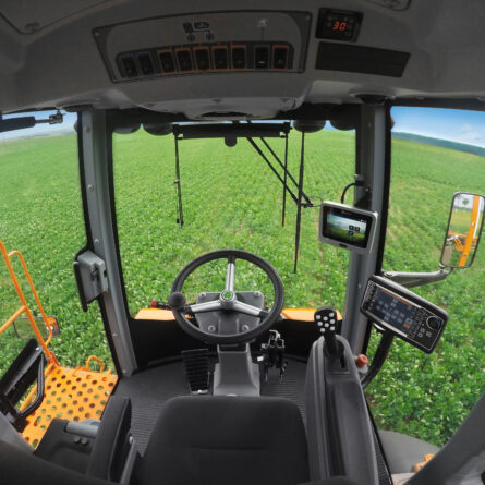 Cabina de pulverizadora con el monitor del piloto automático agrícola