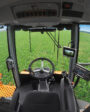 Cabina de pulverizadora con el monitor del piloto automático agrícola