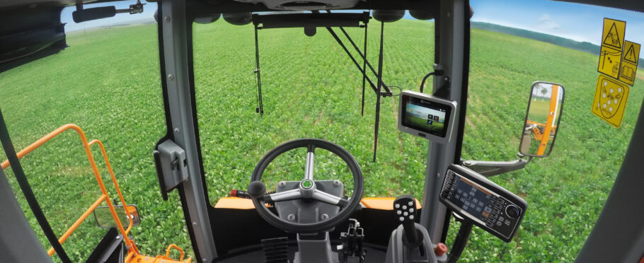 Cabina de pulverizadora con el monitor del piloto automático agrícola