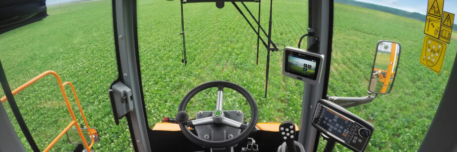 Cabina de pulverizadora con el monitor del piloto automático agrícola
