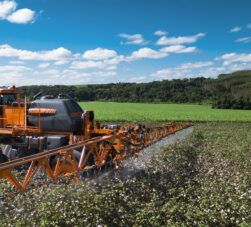 Pulverizador agrícola en operación para reducir fallas y superposiciones en la pulverización