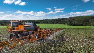 Pulverizador agrícola en operación para reducir fallas y superposiciones en la pulverización