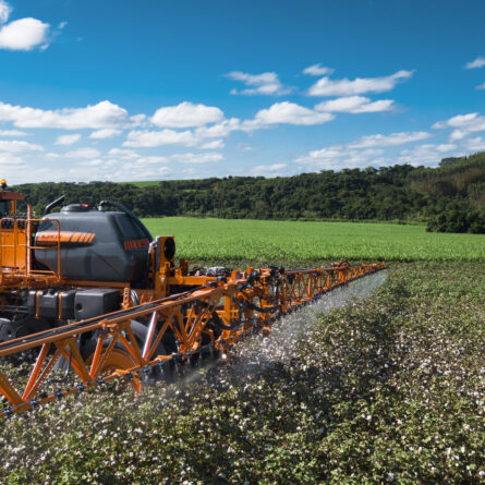 Pulverizador agrícola en operación para reducir fallas y superposiciones en la pulverización
