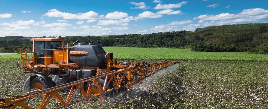 Pulverizador agrícola en operación para reducir fallas y superposiciones en la pulverización