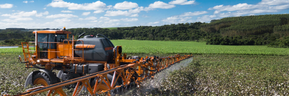 Pulverizador agrícola en operación para reducir fallas y superposiciones en la pulverización