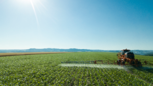 Pulverizador agrícola en el campo durante la evaluación de las condiciones para pulverizar.