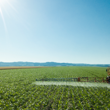 Pulverizador agrícola en el campo durante la evaluación de las condiciones para pulverizar.