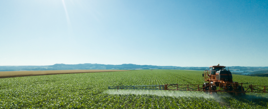 Pulverizador agrícola en el campo durante la evaluación de las condiciones para pulverizar.