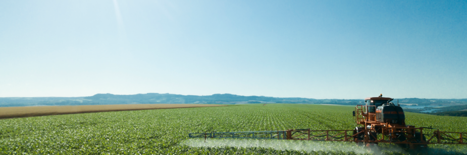 Pulverizador agrícola en el campo durante la evaluación de las condiciones para pulverizar.