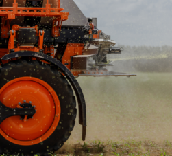 Equipo preparado para realizar la fertilización de cultivos con una distribución uniforme en el campo.