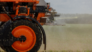 Equipo preparado para realizar la fertilización de cultivos con una distribución uniforme en el campo.